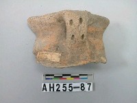 藏品(紅色夾砂帶把陶口緣殘件)的圖片